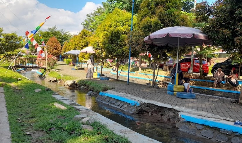 Wisata Ciblon Rumah Asy Syarifah, 1. Pantai Pasir Kencana, 2. Curug Muncar, 3. Curug Bajing , 4. Pantai Slamaran , 5. Museum Batik Pekalongan, 6. Pantai Sunter Depok Indah, 7. Puncak Hanoman Gunung Kendalisodo, 8. Linggo Asri, 9. Kebun Teh Kaliboja, 10. Lolong Adventure, 11. International Batik Center , 12. Gunung Rogojembangan , 13. Wisata Watu Ireng , 14. Pantai Wonokerto , 15. Bukit Pawuluhan, 16. Wisata Mangrove Park Pekalongan, 17. Blackcanyon Petungkriyono, 18. Wisata Curug Madu, 19. Curug Bidadari Jolotigo , 20. Curug Cinde, 21. Monumen Pekalongan, 22. Alun-alun Kota Pekalongan, 23. Alun-alun Bebekan Kedungwuni, 24. Kali Paingan, 25. Curug Lawe, 26. Bendungan Kletak, 27. Curug Blanten, 28. Curug Bekakak, 29. Jembatan Lengkung Surabayan, 30. Taman Kuripan Pekalongan “Nursery Horikultura, 31. Pantai Sari Pekalongan, 32. Bengkelung Park, 33. Kolam Renang Banyubiru Pekalongan, 34. Taman Lapangan Bebekan, 35. Wisata Ciblon, 36. Zatoland Waterboom, 37. Bukit Bintang Kutorojo, 38. La’Ranch Glamping, 39. Telaga Sigebyar Mangunan, 40. Sipare Green Park, 41. Km 0 Pekalongan, 42. Wisata Danau Alkautsar, 43. Dino Park Soko Langit Pekalongan, 44. Masjid Agung Al-Jami Pekalongan, 45. Wisata Bahari PPNP, 46. Nasi Megono Bu Suli – Wisata Kuliner khas Pekalongan , 47. Pusat Grosir Setono