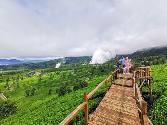 Wisata Gunung Wayang Pangalengan, 1. Taman Langit Pengalengan, 2. Hutan Pinus Rahong, 3. Kampung Singkur Rahong, 4. Nuansa Riung Gunung, 5. Wayang Windu Panenjoan, 6. Situ Chaniwung, 7. Situ Cileunca, 8. Sunrise Point Cukul, 9. Bukit Panyawangan, 10. Penangkaran Rusa Kertamanah, 11. Rumah Pengabdi Setan, 12. Perkebunan Teh Malabar, 13. Perkebunan Teh Cukul, 14. Rumah Putih Cukul , 15. Curug Panganten, 16. Curug Ceret, 17. Sungai Palayangan, 18. Gunung Artapela, 19. Datar Pinus Camp, 20. Pemandian Air Panas Cibolang, 21. Peternakan Ultra Milk, 22. Glamping Cileunca, 23. Rafting Sungai Palayangan, 24. Jembatan Cinta, 25. Gunung Nini, 26. Situs Sejarah Rumah Bosscha, 27. Curug Mega, 28. Situs Rumah Adat Cikondang, 29. Wisata Gunung Wayang Pangalengan
