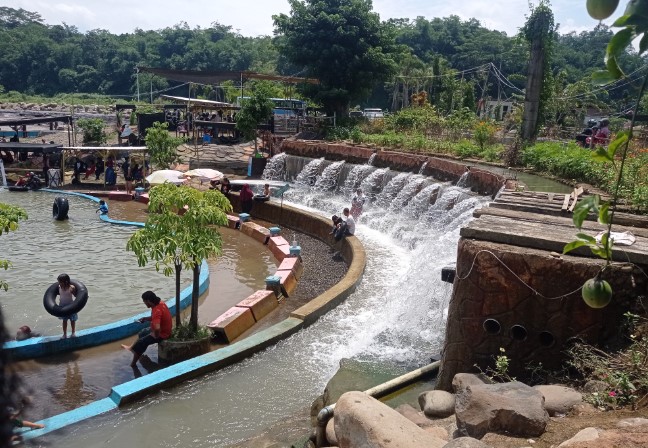 Wisata Danau Alkautsar Neo Podojoyo, 1. Pantai Pasir Kencana, 2. Curug Muncar, 3. Curug Bajing , 4. Pantai Slamaran , 5. Museum Batik Pekalongan, 6. Pantai Sunter Depok Indah, 7. Puncak Hanoman Gunung Kendalisodo, 8. Linggo Asri, 9. Kebun Teh Kaliboja, 10. Lolong Adventure, 11. International Batik Center , 12. Gunung Rogojembangan , 13. Wisata Watu Ireng , 14. Pantai Wonokerto , 15. Bukit Pawuluhan, 16. Wisata Mangrove Park Pekalongan, 17. Blackcanyon Petungkriyono, 18. Wisata Curug Madu, 19. Curug Bidadari Jolotigo , 20. Curug Cinde, 21. Monumen Pekalongan, 22. Alun-alun Kota Pekalongan, 23. Alun-alun Bebekan Kedungwuni, 24. Kali Paingan, 25. Curug Lawe, 26. Bendungan Kletak, 27. Curug Blanten, 28. Curug Bekakak, 29. Jembatan Lengkung Surabayan, 30. Taman Kuripan Pekalongan “Nursery Horikultura, 31. Pantai Sari Pekalongan, 32. Bengkelung Park, 33. Kolam Renang Banyubiru Pekalongan, 34. Taman Lapangan Bebekan, 35. Wisata Ciblon, 36. Zatoland Waterboom, 37. Bukit Bintang Kutorojo, 38. La’Ranch Glamping, 39. Telaga Sigebyar Mangunan, 40. Sipare Green Park, 41. Km 0 Pekalongan, 42. Wisata Danau Alkautsar, 43. Dino Park Soko Langit Pekalongan, 44. Masjid Agung Al-Jami Pekalongan, 45. Wisata Bahari PPNP, 46. Nasi Megono Bu Suli – Wisata Kuliner khas Pekalongan , 47. Pusat Grosir Setono