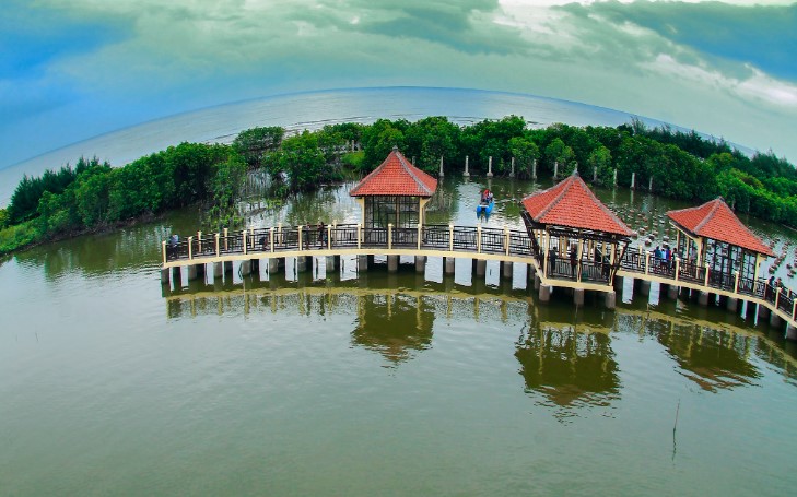 Wisata Mangrove Park Pekalongan Abdul Aziz Ahwan, 1. Pantai Pasir Kencana, 2. Curug Muncar, 3. Curug Bajing , 4. Pantai Slamaran , 5. Museum Batik Pekalongan, 6. Pantai Sunter Depok Indah, 7. Puncak Hanoman Gunung Kendalisodo, 8. Linggo Asri, 9. Kebun Teh Kaliboja, 10. Lolong Adventure, 11. International Batik Center , 12. Gunung Rogojembangan , 13. Wisata Watu Ireng , 14. Pantai Wonokerto , 15. Bukit Pawuluhan, 16. Wisata Mangrove Park Pekalongan, 17. Blackcanyon Petungkriyono, 18. Wisata Curug Madu, 19. Curug Bidadari Jolotigo , 20. Curug Cinde, 21. Monumen Pekalongan, 22. Alun-alun Kota Pekalongan, 23. Alun-alun Bebekan Kedungwuni, 24. Kali Paingan, 25. Curug Lawe, 26. Bendungan Kletak, 27. Curug Blanten, 28. Curug Bekakak, 29. Jembatan Lengkung Surabayan, 30. Taman Kuripan Pekalongan “Nursery Horikultura, 31. Pantai Sari Pekalongan, 32. Bengkelung Park, 33. Kolam Renang Banyubiru Pekalongan, 34. Taman Lapangan Bebekan, 35. Wisata Ciblon, 36. Zatoland Waterboom, 37. Bukit Bintang Kutorojo, 38. La’Ranch Glamping, 39. Telaga Sigebyar Mangunan, 40. Sipare Green Park, 41. Km 0 Pekalongan, 42. Wisata Danau Alkautsar, 43. Dino Park Soko Langit Pekalongan, 44. Masjid Agung Al-Jami Pekalongan, 45. Wisata Bahari PPNP, 46. Nasi Megono Bu Suli – Wisata Kuliner khas Pekalongan , 47. Pusat Grosir Setono