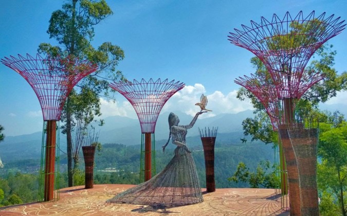 aman Langit Gunung Banyak Dama rismana, 1. Gunung Bromo, 2. Pantai Pasir Putih, 3. Telaga Sarangan, 4. Ranu Kumbolo Gunung Semeru, 5. Pulau Sempu, 6. Pantai Plengkung, 7. Pantai Bandealit, 8. Pantai Sendang Biru, 9. Pulau Merah, 10. Pantai Balekambang, 11. Kawah Ijen Banyuwangi , 12. Jawa Timur Park (Jatim Park) 1, 13. House of Sampoerna, 14. Wisata Bahari Lamongan , 15. Pantai Papuma Jember, 16. Gunung Kelud Kediri, 17. Maharani Zoo & Goa, 18. Pemandian Air Panas Cangar Jawa Timur, 19. Arung Jeram Songa Probolinggo, 20. Air Terjun Madakaripura Probolinggo, 21. Air Terjun Coban Rondo, 22. Puncak B-29, 23. Simpang Lima Gumul – KEDIRI, 24. Gumul Paradise Island Kediri, 25. Taman Langit Gunung Banyak, 26. Jatim Park 2 Malang, 27. Taman Rekreasi Selecta, 28. Wisata Bukit Jaddhih, 29. Air Terjun Dlundung, 30. Predator Fun Park Batu, 31. Eco Green Park, 32. Taman Bungkul, 33. Pantai Batu Bengkung, 34. Air Terjun Putuk Truno, 35. The Grand Taman Safari Prigen Jawa Timur, 36. Pantai Kelapa Tuban, 37. Air Terjun Sedudo