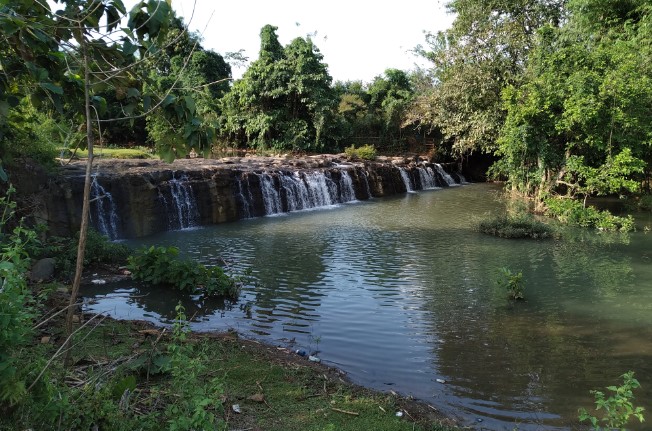 Air Terjun Merdeka Zulkarnain Djumain, 1. Taman Nasional Bantimurung, 2. Wisata Kampung Rammang-rammang, 3. Bulu Tombolo, 4. Helena Sky Bridge, 5. Wisata Tana Tengga, 6. Pemandian Air Panas Reatoa Maros, 7. Pantai Kuri Caddi, 8. Bulu Saukang, 9. Grand Mall, 10. Bukit Kanari Cenrana, 11. Air Terjun Lacolla, 12. Wae Merrungnge, 13. Puncak Makkaroewa, 14. Leang Petta, 15. Kawasan Karst Maros, 16. Taman Purbakala Sumpang Bita, 17. Air Terjun Bantimurung, 18. Pantai Kuri Maros, 19. Maros Waterpark, 20. Air Terjun Taipa, 21. Air Terjun Jami, 22. Kompleks Makam Kassi Kebo, 23. Cagar Budaya Bulu Sipong, 24. Sungai Pute, 25. Air Terjun Pung Bunga Bonto Somba, 26. Desa Tompobalang, 27. Danau Kassi Kebo, 28. Wisata Mangambang, 29. Taman Batu Rammang-Rammang, 30. Air Terjun Merdeka, 31. Air Terjun Lengan, 32. Bukit Tamangura