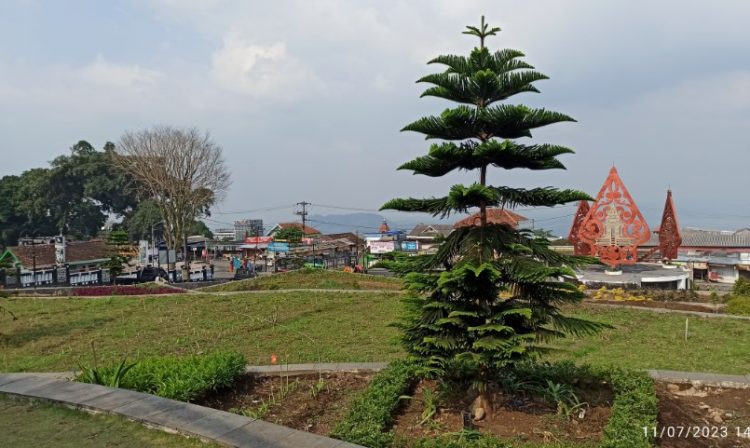 Alun-alun Bandungan Abd Rahman Assafi'i, 1. Candi Gedong Songo, 2. New Bandungan Indah Waterpark and Family Resort, 3. Umbul Sidomukti, 4. Pondok Kopi Sidomukti, 5. Alun-alun Bandungan, 6. Vanaprastha Gedong Songo Park Perhutani, 7. Mawar CampGround, 8. Little Ranch, 9. Pasar Kembang Bandungan, 10. Gedong Pass, 11. King Garden Bandungan, 12. Legok Madu, 13. Taman Bunga Celosia, 14. I’AMpelgading Homeland, 15. Setiya Aji Flower Farm, 16. Ayana Gedong Songo, 17. Wisata Kampung Krisan Clapar, 18. Taman Bunga Gedong Songo, 19. Rumah Hobbit Ngasem Park, 20. Wisata Tandem Paralayang, 21. Susan Spa & Resort, 22. Pemancingan Bandungan, 23. Karaoke Bandungan, 24. Istana Kuliner – Wisata Kuliner Bandungan