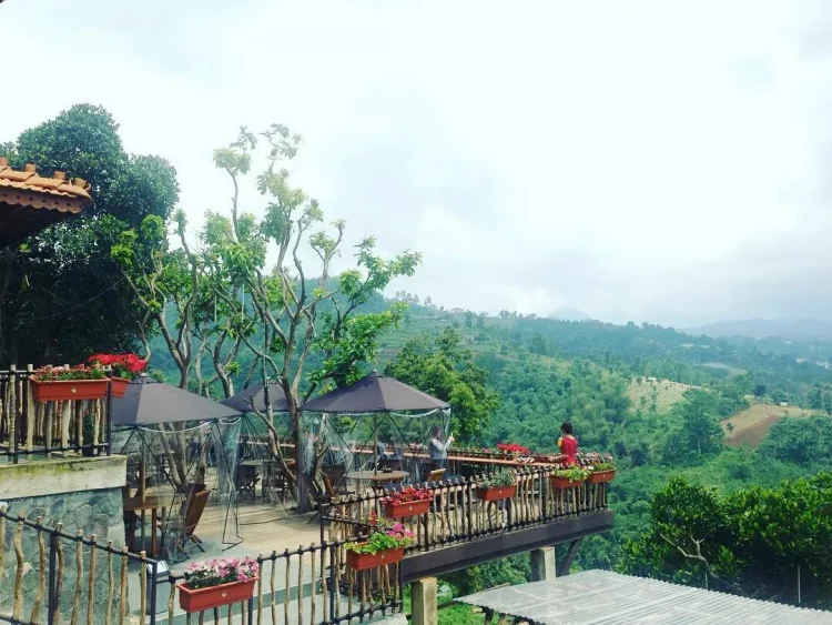 Angkringan De Blank On via Qraved, 1. Taman Cikapayang Dago, 2. Taman Hutan Raya Juanda, 3. Penangkaran Rusa, 4. Lawangwangi Creative Space, 5. Mercusuar Cafe &amp; Resto, 6. Bird &amp; Bromelia Pavilion, 7. Selasar Sunaryo Art Space, 8. WOT Batu, 9. Dago Dreampark, 10. Angkringan De Blank On, 11. Curug Dago, 12. Dago Tea House, Taman Budaya Jawa Barat, 13. Dago Bakery Punclut, 14. Jurnal Risa Coffee Dago, 15. Dago Pakar, 16. Bukit Moko, 17. Tebing Keraton, 18. Caringin Tilu, 19. The Valley Bistro Cafe, 20. Skyline Best View Resto, 21. Orbital Dago