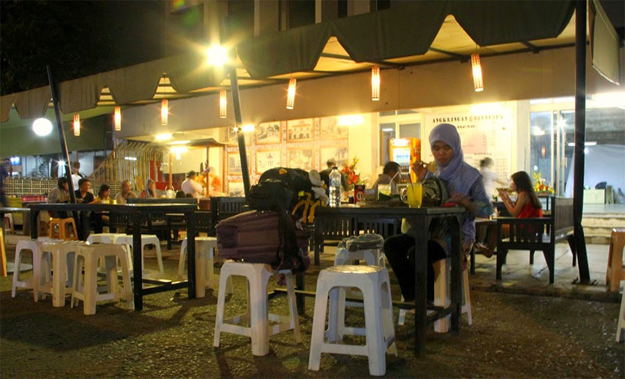 Angkringan Gaul Ampiran 3 Semarang, 1. Lunpia Gang Lombok , 2. Tahu Gimbal HAJI EDY (sejak 1972), 3. Tahu Pong Gajah Mada Semarang, 4. Pisang Plenet “Pak Yuli”, 5. Bandeng Presto, 6. Kuliner Semarang Mie Ramor, 7. Wingko Babat Pak Moel, 8. Kuliner Semarang Es Puter Cong Lik , 9. Nasi Goreng Babat Pak Karmin Mberok Legendaris , 10. Mie Kopyok Pak Dhuwur, 11. Aneka Nasi Ayam Semarang, 12. Nasi Gandul Pak Memet, 13. Kuliner Semarang Soto Bangkong Pak Sholeh, 14. Wedangan Pak Mardi, 15. Bakso Kakap Pak Wahid, 16. Ayam &amp; Bebek Goreng “Sari Rasa” (Pak Thori), 17. Kuliner Semarang Sate Kalak by Grill On, 18. Gulai Kambing Bustaman Pak Sabar, 19. D’Cost Semarang , 20. Tandhok Iga Bakar dan Kopi, 21. Ayam Goreng Spesial Lombok Idjo, 22. Pasar Semawis aka Warung Semawis, 23. Angkringan Pak Gik Gajahmada, 24. Warung Makan Asem-Asem Koh Liem, 25. Angkringan Gaul Ampiran 3 Semarang, 26. Bakmi Jowo Pak Gareng, 27. Restoran Kampung Laut Semarang, 28. Pesta Keboen Restoran, 29. Soto Pak No Semarang, 30. Mangut Welut Warung Bu Nasima Semarang, 31. Gudeg Koyor Mbak Tum – Peterongan, 32. Nasi Goreng Babat Hengky, 33. Depot Sukses Semarang, 34. Gudeg Abimanyu Semarang, 35. Waroeng Steak &amp; Shake Semarang, 36. Nasi Goreng Babat Pak Taman, 37. Nasi Kebuli Djawas Semarang, 38. Waroeng Kaligarong, 39. Kue Lekker Paimo