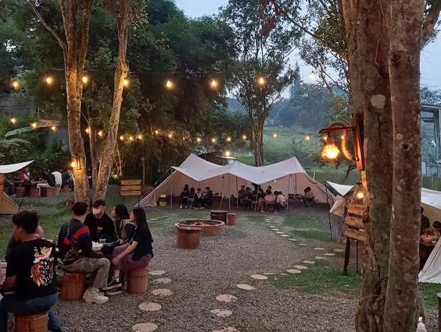 Atanapi Coffee Camp via Sidhebrewing, 1. Armor Kopi Leuit, 2. CONGO Gallery & Cafe, 3. Skyline Best View, 4. District Dago Cafe & Resto, 5. Rumah Miring, 6. ManA Foo & Cof, 7. The Parlor, 8. The Stone Cafe, 9. Cascara Coffee, 10. D’Pakar Bandung, 11. Cafe Halaman, 12. Daily Routine Coffee, 13. Atanapi Coffee Camp, 14. Myboo.Kit Cafe and Playground, 15. Cocorico, 16. De Grote Cafe, 17. Kopi Selasar Sunaryo, 18. Utara Cafe