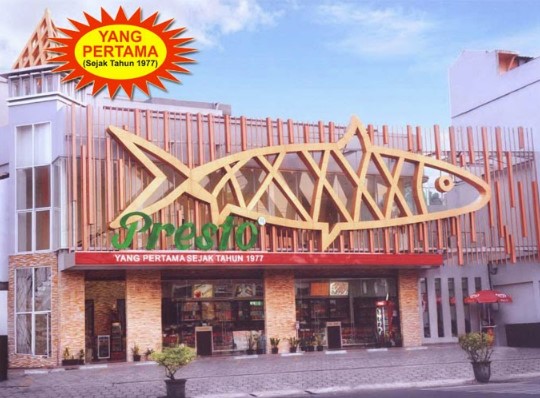 Bandeng Presto, 1. Lunpia Gang Lombok , 2. Tahu Gimbal HAJI EDY (sejak 1972), 3. Tahu Pong Gajah Mada Semarang, 4. Pisang Plenet “Pak Yuli”, 5. Bandeng Presto, 6. Kuliner Semarang Mie Ramor, 7. Wingko Babat Pak Moel, 8. Kuliner Semarang Es Puter Cong Lik , 9. Nasi Goreng Babat Pak Karmin Mberok Legendaris , 10. Mie Kopyok Pak Dhuwur, 11. Aneka Nasi Ayam Semarang, 12. Nasi Gandul Pak Memet, 13. Kuliner Semarang Soto Bangkong Pak Sholeh, 14. Wedangan Pak Mardi, 15. Bakso Kakap Pak Wahid, 16. Ayam &amp; Bebek Goreng “Sari Rasa” (Pak Thori), 17. Kuliner Semarang Sate Kalak by Grill On, 18. Gulai Kambing Bustaman Pak Sabar, 19. D’Cost Semarang , 20. Tandhok Iga Bakar dan Kopi, 21. Ayam Goreng Spesial Lombok Idjo, 22. Pasar Semawis aka Warung Semawis, 23. Angkringan Pak Gik Gajahmada, 24. Warung Makan Asem-Asem Koh Liem, 25. Angkringan Gaul Ampiran 3 Semarang, 26. Bakmi Jowo Pak Gareng, 27. Restoran Kampung Laut Semarang, 28. Pesta Keboen Restoran, 29. Soto Pak No Semarang, 30. Mangut Welut Warung Bu Nasima Semarang, 31. Gudeg Koyor Mbak Tum – Peterongan, 32. Nasi Goreng Babat Hengky, 33. Depot Sukses Semarang, 34. Gudeg Abimanyu Semarang, 35. Waroeng Steak &amp; Shake Semarang, 36. Nasi Goreng Babat Pak Taman, 37. Nasi Kebuli Djawas Semarang, 38. Waroeng Kaligarong, 39. Kue Lekker Paimo