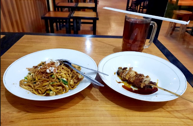 Bakmi Jowo Pak Gareng fashya febriana, 1. Lunpia Gang Lombok , 2. Tahu Gimbal HAJI EDY (sejak 1972), 3. Tahu Pong Gajah Mada Semarang, 4. Pisang Plenet “Pak Yuli”, 5. Bandeng Presto, 6. Kuliner Semarang Mie Ramor, 7. Wingko Babat Pak Moel, 8. Kuliner Semarang Es Puter Cong Lik , 9. Nasi Goreng Babat Pak Karmin Mberok Legendaris , 10. Mie Kopyok Pak Dhuwur, 11. Aneka Nasi Ayam Semarang, 12. Nasi Gandul Pak Memet, 13. Kuliner Semarang Soto Bangkong Pak Sholeh, 14. Wedangan Pak Mardi, 15. Bakso Kakap Pak Wahid, 16. Ayam &amp; Bebek Goreng “Sari Rasa” (Pak Thori), 17. Kuliner Semarang Sate Kalak by Grill On, 18. Gulai Kambing Bustaman Pak Sabar, 19. D’Cost Semarang , 20. Tandhok Iga Bakar dan Kopi, 21. Ayam Goreng Spesial Lombok Idjo, 22. Pasar Semawis aka Warung Semawis, 23. Angkringan Pak Gik Gajahmada, 24. Warung Makan Asem-Asem Koh Liem, 25. Angkringan Gaul Ampiran 3 Semarang, 26. Bakmi Jowo Pak Gareng, 27. Restoran Kampung Laut Semarang, 28. Pesta Keboen Restoran, 29. Soto Pak No Semarang, 30. Mangut Welut Warung Bu Nasima Semarang, 31. Gudeg Koyor Mbak Tum – Peterongan, 32. Nasi Goreng Babat Hengky, 33. Depot Sukses Semarang, 34. Gudeg Abimanyu Semarang, 35. Waroeng Steak &amp; Shake Semarang, 36. Nasi Goreng Babat Pak Taman, 37. Nasi Kebuli Djawas Semarang, 38. Waroeng Kaligarong, 39. Kue Lekker Paimo