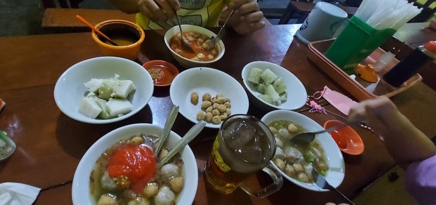 Bakso Daging Sapi P.Sabar Yani Flo, 1. Soto Lamongan Cak Har, 2. Zangrandi Ice Cream, 3. Sate Klopo Ondomohen Bu Asih, 4. Sego Sambel Mak Yeye, 5. G-Walk, 6. Pakuwon Food Festival, 7. Rawon Setan – Embong Malang, 8. Bebek Sinjay – Ahmad Yani, 9. Rawon Kalkulator, 10. Rawon Pak Pangat Wonokromo, 11. Soto Ambengan Pak Sadi, 12. Soto Ayam Cak To Undaan Wetan, 13. Kepiting Cak Gundul 1992, 14. Tahu Campur H. ABD. Mahfud Asli Kalasan, 15. Spesial Belut Surabaya H. Poer, 16. Nasi Bebek Tugu Pahlawan Asli, 17. Warung Nasi Cumi-Cumi (Ibu Atun), 18. Sari Laut Kapasan, 19. Bebek Palupi, 20. Wakul Suroboyo, 22. Sentra Wisata Kuliner Deles, 23. Sentra Wisata Kuliner Dharmahusada, 24. Nasi Empal Pengampon, 25. Bakso Daging Sapi P.Sabar, 26. Michael TJ Gelato, 27. Wisata Kuliner Mulyorejo, 28. Lontong Balap Asli Pak Gendut (Pusat), 29. Gado – Gado Arjuna Pak Satumin, 30. Depot Nasi Campur Pojok Tambak Bayan, 31. Nasi Bebek Goreng Sayang Anak Cak Yudi (Pusat), 32. Rujak Cingur Achmad Jais, 33. Nasi Krawu mbuksu Hj sufayah darmo (khas gresik), 34. Tahu Tek Pak Kin, 35. Sate Karak Khas Ampel KSDP, 36. Sate Ayam Lisidu , 37. Nasi Goreng Jancuk | PrimeBiz Hotel Surabaya, 38. Pecel Semanggi, 39. Kuliner lontong kupang