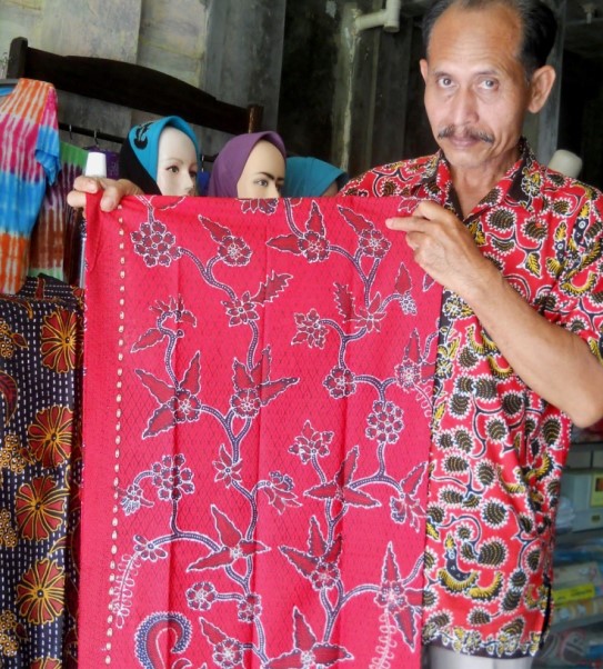 Batik Brebes via Suara Rakyat, 1. Kerupuk Tulang Bandeng, 2. Crispy Ikan Serinding, 3. Abon Ikan Bandeng, 4. Ikan Bandeng, 5. Bawang Merah, 6. Kerupuk Rumput Laut, 7. Bawang Goreng, 8. Telur Asin Rasa Udang, 9. Kerupuk Telur Asin Khas Brebes, 10. Terasi Brebes, 11. Ketan Penchok, 12. Batik Brebes, 13. Kerupuk Telur Asin