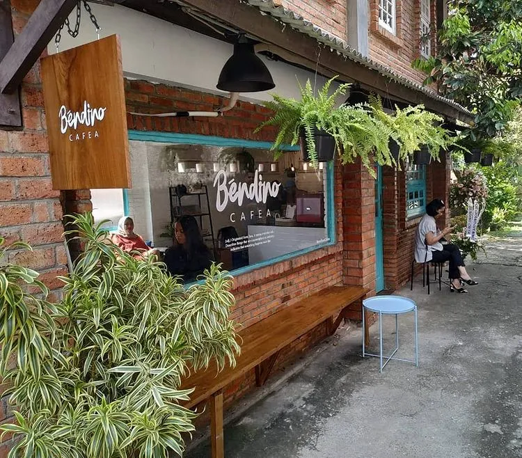 Bendino Cafe via Instagram.com @bendino_cafe, 1. TUKU Cafe, 2. Weko Coffee, 3. Kopi Menantu Nusantara, 4. Pigeonhole Coffee, 5. Kopi Manyar, 6. Masalalu Petukangan Coffee, 7. Carburator Springs Cafe, 8. Green Ease Coffee, 9. Bendino Cafe, 10. Galleon Coffee