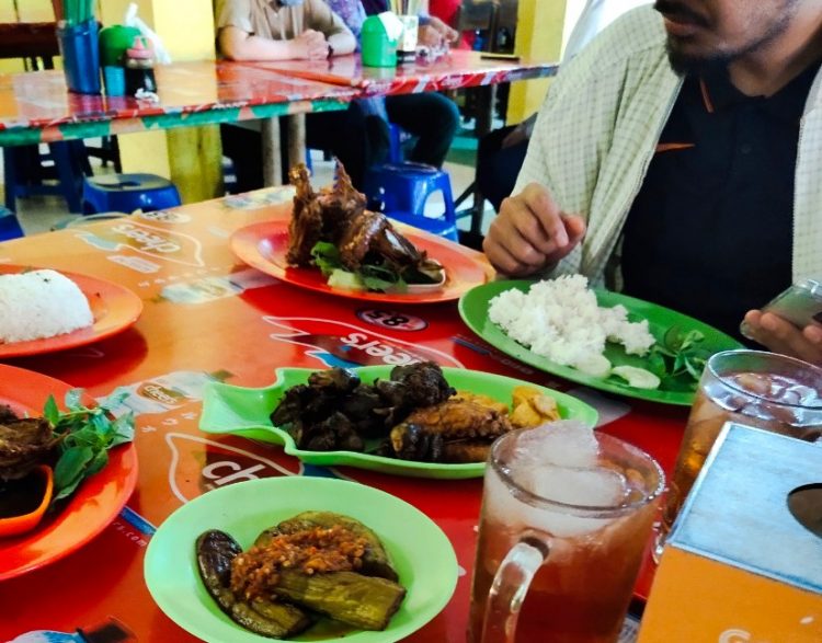 Bebek Palupi RobbyRobby, 1. Soto Lamongan Cak Har, 2. Zangrandi Ice Cream, 3. Sate Klopo Ondomohen Bu Asih, 4. Sego Sambel Mak Yeye, 5. G-Walk, 6. Pakuwon Food Festival, 7. Rawon Setan – Embong Malang, 8. Bebek Sinjay – Ahmad Yani, 9. Rawon Kalkulator, 10. Rawon Pak Pangat Wonokromo, 11. Soto Ambengan Pak Sadi, 12. Soto Ayam Cak To Undaan Wetan, 13. Kepiting Cak Gundul 1992, 14. Tahu Campur H. ABD. Mahfud Asli Kalasan, 15. Spesial Belut Surabaya H. Poer, 16. Nasi Bebek Tugu Pahlawan Asli, 17. Warung Nasi Cumi-Cumi (Ibu Atun), 18. Sari Laut Kapasan, 19. Bebek Palupi, 20. Wakul Suroboyo, 22. Sentra Wisata Kuliner Deles, 23. Sentra Wisata Kuliner Dharmahusada, 24. Nasi Empal Pengampon, 25. Bakso Daging Sapi P.Sabar, 26. Michael TJ Gelato, 27. Wisata Kuliner Mulyorejo, 28. Lontong Balap Asli Pak Gendut (Pusat), 29. Gado – Gado Arjuna Pak Satumin, 30. Depot Nasi Campur Pojok Tambak Bayan, 31. Nasi Bebek Goreng Sayang Anak Cak Yudi (Pusat), 32. Rujak Cingur Achmad Jais, 33. Nasi Krawu mbuksu Hj sufayah darmo (khas gresik), 34. Tahu Tek Pak Kin, 35. Sate Karak Khas Ampel KSDP, 36. Sate Ayam Lisidu , 37. Nasi Goreng Jancuk | PrimeBiz Hotel Surabaya, 38. Pecel Semanggi, 39. Kuliner lontong kupang