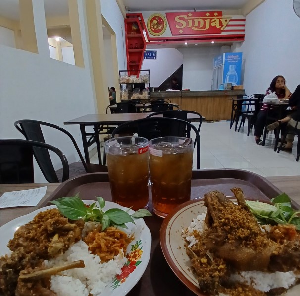 Bebek Sinjay - Ahmad Yani haris indra, 1. Soto Lamongan Cak Har, 2. Zangrandi Ice Cream, 3. Sate Klopo Ondomohen Bu Asih, 4. Sego Sambel Mak Yeye, 5. G-Walk, 6. Pakuwon Food Festival, 7. Rawon Setan – Embong Malang, 8. Bebek Sinjay – Ahmad Yani, 9. Rawon Kalkulator, 10. Rawon Pak Pangat Wonokromo, 11. Soto Ambengan Pak Sadi, 12. Soto Ayam Cak To Undaan Wetan, 13. Kepiting Cak Gundul 1992, 14. Tahu Campur H. ABD. Mahfud Asli Kalasan, 15. Spesial Belut Surabaya H. Poer, 16. Nasi Bebek Tugu Pahlawan Asli, 17. Warung Nasi Cumi-Cumi (Ibu Atun), 18. Sari Laut Kapasan, 19. Bebek Palupi, 20. Wakul Suroboyo, 22. Sentra Wisata Kuliner Deles, 23. Sentra Wisata Kuliner Dharmahusada, 24. Nasi Empal Pengampon, 25. Bakso Daging Sapi P.Sabar, 26. Michael TJ Gelato, 27. Wisata Kuliner Mulyorejo, 28. Lontong Balap Asli Pak Gendut (Pusat), 29. Gado – Gado Arjuna Pak Satumin, 30. Depot Nasi Campur Pojok Tambak Bayan, 31. Nasi Bebek Goreng Sayang Anak Cak Yudi (Pusat), 32. Rujak Cingur Achmad Jais, 33. Nasi Krawu mbuksu Hj sufayah darmo (khas gresik), 34. Tahu Tek Pak Kin, 35. Sate Karak Khas Ampel KSDP, 36. Sate Ayam Lisidu , 37. Nasi Goreng Jancuk | PrimeBiz Hotel Surabaya, 38. Pecel Semanggi, 39. Kuliner lontong kupang
