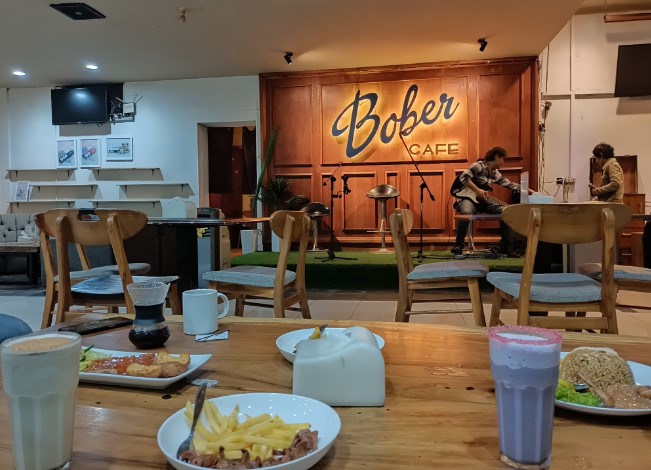 Bober Cafe linda Wardani, 1. One Eighty Coffee and Music, 2. Warung Kopi Purnama, 3. Sejiwa, 4. Armor Kopi, 5. Noah’s Barn, 6. Dakken Restaurant, 7. yumaju coffee, 8. Bober Cafe, 9. Lacamera Coffee , 10. Two Cents Coffee, 11. Kopi Anjis, 12. Ngopi Doeloe Burangrang , 13. Blue Doors , 14. Two Hands Full, 15. Cups Coffee & Kitchen, 16. Kopi Selasar Sunaryo, 17. Kopi Ireng, 18. Kedai Kopi 170, 19. Caffe Bene, 20. Warung Kopi Modjok, 21. Roemah Kopi, 22. Eugene the Goat , 23. Fortunate Coffee, 24. Jack Runner Roastery, 25. Yellow Truck Coffee, 26. Kinokimi Coffee, 27. Poffstory Coffee Brewer, 28. Baraya Coffee