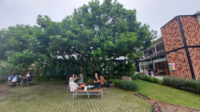 Bruno Cafe in The Park via Kumparan Azalia Amadea, 1. Bruno Cafe in The Park, 2. Canary Coffee Shop, 3. Waroeng Roofless —> WARKOP SENDJAYA, 4. Suwe Ora Jamu, 5. Brown Fox Waffle & Coffee, 6. HaloNiko! Mini, 7. Pejaten Huis Coffee, 8. KopiBar Pejaten Barat, 9. Ruang Setara, 10. KOCIL Specialty Coffee Sunday Market, 11. Neo Milk Bar (Tutup Permanen), 12. Andakar, 13. Kozi Lab, 14. Gordi HQ, 15. Seulawah Coffee