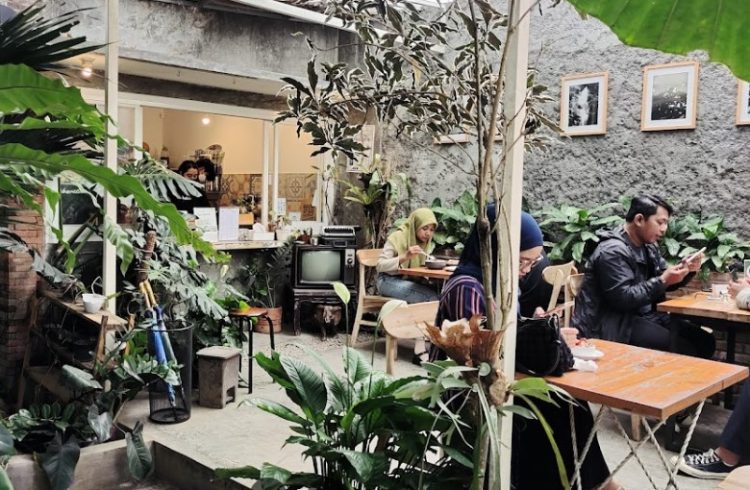 Bustan Allaca Je_ Saja, 1. Cangkruan Onokabeh, 2. Coffee Oyiend, 3. Dapur Kurasa, 4. Tjingkir Songo, 5. Warung Alas Pinus, 6. Gartenhütte Kaffee und Aussicht, 7. Jungle Cafe, 8. LA VERDE CAFE, 9. Bustan Allaca, 10. Warung Kadutan, 12. KEDAI PIECU, 13. Cafe Sabin, 14. Sehati Cafe, 15. KEDAI KENANGA Trawas, 16. Elok Cafe, 17. Warung Coffee Oyie’nd, 18. Delta Cafe (Tutup), 19. Sunrise Cafe Trawas, 20. Teras Treteh, 21. D, Caffee, 22. WARUNG MEMORI, 23. Warkop Trawas, 24. BACoffee (BumiAngkerCoffee), 25. Gartenhütte. Kaffee und Aussicht, 26. Alas Trawas by Santoso Group (REAL), 27. Dimensi Kopi, 28. SBC ( Sawah Bar Cafe ), 29. Griya Cafe Trawas, 30. Paido Trawas