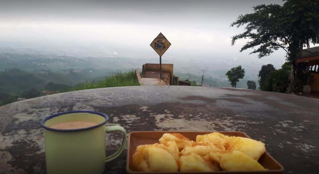 Caringin Tilu, 1. Taman Cikapayang Dago, 2. Taman Hutan Raya Juanda, 3. Penangkaran Rusa, 4. Lawangwangi Creative Space, 5. Mercusuar Cafe &amp; Resto, 6. Bird &amp; Bromelia Pavilion, 7. Selasar Sunaryo Art Space, 8. WOT Batu, 9. Dago Dreampark, 10. Angkringan De Blank On, 11. Curug Dago, 12. Dago Tea House, Taman Budaya Jawa Barat, 13. Dago Bakery Punclut, 14. Jurnal Risa Coffee Dago, 15. Dago Pakar, 16. Bukit Moko, 17. Tebing Keraton, 18. Caringin Tilu, 19. The Valley Bistro Cafe, 20. Skyline Best View Resto, 21. Orbital Dago