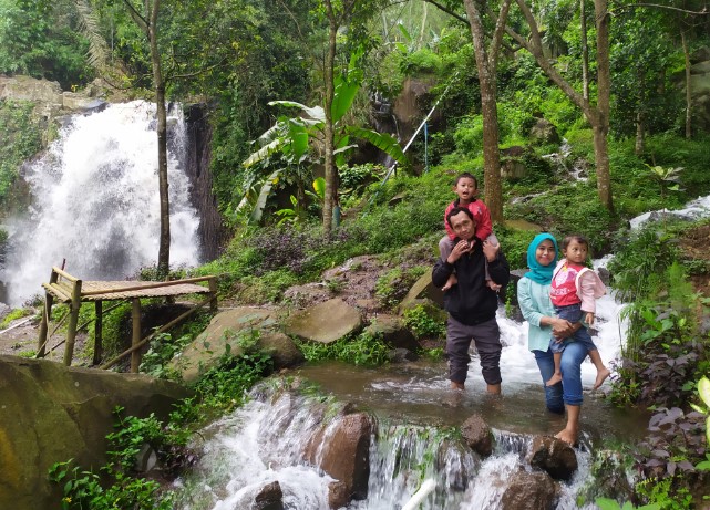 Coban Talun Alfan Khoiron, 1. Wisata Sawah Sumber Gempong, 2. Bernah De Vallei, 3. Waterland Mojokerto, 4. Candi Bajang Ratu, 5. Candi Brahu, 6. Candi Tikus, 7. Candi Wringin Lawang, 8. Kolam Segaran, 9. Museum Trowulan, 10. Mahavihara Majapahit, 11. Patung Buddha Tidur, 12. Pendopo Agung Trowulan, 13. Air Terjun Coban Canggu, 14. Air Terjun Dlundung Mojokerto, 15. Pacet Mini Park Mojokerto, 16. Joglo Park Mojokerto, 17. Candi Jolotundo, 18. Klurak Eco Park, 19. Puncak Bayangan Gunung Penanggungan, 20. Pemandian Air Panas Padusan, 21. Air Terjun Grenjengan, 22. Api Abadi Mojokerto, 23. Bukit Watu Jengger, 24. Claket Adventure Park, 25. Air Terjun 7 Bidadari, 26. Pacet Hill, 27. Air Terjun Duyung Trawas Hill, 28. Fresh Green Trawas, 29. PPLH Seloliman Trawas, 30. Obech Rafting Pacet, 31. Sumber Wuluh, 32. Air Terjun Watu Ondo, 33. Alun-alun Mojokerto, 34. Wisata Desa BMJ Mojopahit, 35. Wisata Bukit Kayoe putih, 36. Taman Semeru, 37. Ranu Manduro, 38. Wisata Waduk Tanjungan, 39. Taman Kehati, 40. Reco Banteng Hayam Wuruk, 41. Benteng Taman, 42. Air Terjun Watu Gedhek, 43. Coban Talun, 44. Wisata Sumber Dhuwur Sidorejo, 45. Rainbow Garden Poetoek Soeko, 46. MOLAGAR, 47. WET SENDI 2, 48. Situs Siti Inggil, 49. Balai Pelestarian Cagar Budaya, 50. Wanawisata Dlundung, 51. Candi Kesiman, 52. Candi Bangkal, 53. Museum Sanggar Gubug Wayang, 54. Air Terjun Surodadu, 55. Petik Strawberry Padusan, 56. Gua gembyang, 57. Candi Jedong, 58. Air Terjun Watu Lumpang, 59. Situs Reco Lanang, 60. Pemandian Ubalan, 61. Makam Troloyo