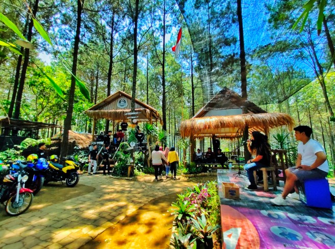 Coffee Oyiend Priyo Santoso, 1. Cangkruan Onokabeh, 2. Coffee Oyiend, 3. Dapur Kurasa, 4. Tjingkir Songo, 5. Warung Alas Pinus, 6. Gartenhütte Kaffee und Aussicht, 7. Jungle Cafe, 8. LA VERDE CAFE, 9. Bustan Allaca, 10. Warung Kadutan, 12. KEDAI PIECU, 13. Cafe Sabin, 14. Sehati Cafe, 15. KEDAI KENANGA Trawas, 16. Elok Cafe, 17. Warung Coffee Oyie’nd, 18. Delta Cafe (Tutup), 19. Sunrise Cafe Trawas, 20. Teras Treteh, 21. D, Caffee, 22. WARUNG MEMORI, 23. Warkop Trawas, 24. BACoffee (BumiAngkerCoffee), 25. Gartenhütte. Kaffee und Aussicht, 26. Alas Trawas by Santoso Group (REAL), 27. Dimensi Kopi, 28. SBC ( Sawah Bar Cafe ), 29. Griya Cafe Trawas, 30. Paido Trawas