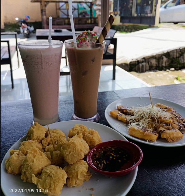 D, Caffee Nissa Lea, 1. Cangkruan Onokabeh, 2. Coffee Oyiend, 3. Dapur Kurasa, 4. Tjingkir Songo, 5. Warung Alas Pinus, 6. Gartenhütte Kaffee und Aussicht, 7. Jungle Cafe, 8. LA VERDE CAFE, 9. Bustan Allaca, 10. Warung Kadutan, 12. KEDAI PIECU, 13. Cafe Sabin, 14. Sehati Cafe, 15. KEDAI KENANGA Trawas, 16. Elok Cafe, 17. Warung Coffee Oyie’nd, 18. Delta Cafe (Tutup), 19. Sunrise Cafe Trawas, 20. Teras Treteh, 21. D, Caffee, 22. WARUNG MEMORI, 23. Warkop Trawas, 24. BACoffee (BumiAngkerCoffee), 25. Gartenhütte. Kaffee und Aussicht, 26. Alas Trawas by Santoso Group (REAL), 27. Dimensi Kopi, 28. SBC ( Sawah Bar Cafe ), 29. Griya Cafe Trawas, 30. Paido Trawas