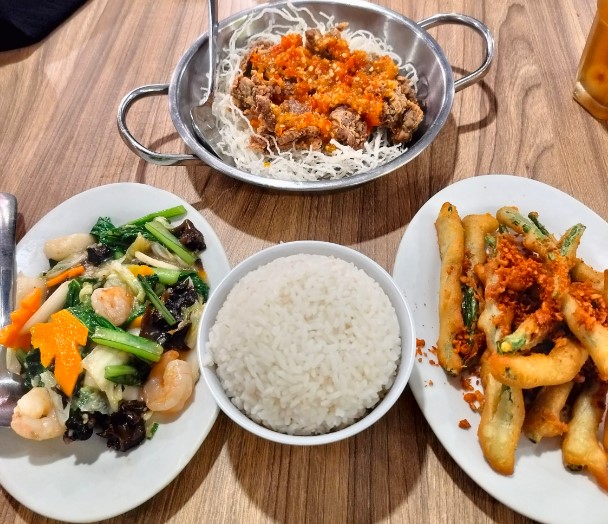D’Cost DP Mall Semarang Dhea Febriant, 1. Lunpia Gang Lombok , 2. Tahu Gimbal HAJI EDY (sejak 1972), 3. Tahu Pong Gajah Mada Semarang, 4. Pisang Plenet “Pak Yuli”, 5. Bandeng Presto, 6. Kuliner Semarang Mie Ramor, 7. Wingko Babat Pak Moel, 8. Kuliner Semarang Es Puter Cong Lik , 9. Nasi Goreng Babat Pak Karmin Mberok Legendaris , 10. Mie Kopyok Pak Dhuwur, 11. Aneka Nasi Ayam Semarang, 12. Nasi Gandul Pak Memet, 13. Kuliner Semarang Soto Bangkong Pak Sholeh, 14. Wedangan Pak Mardi, 15. Bakso Kakap Pak Wahid, 16. Ayam &amp; Bebek Goreng “Sari Rasa” (Pak Thori), 17. Kuliner Semarang Sate Kalak by Grill On, 18. Gulai Kambing Bustaman Pak Sabar, 19. D’Cost Semarang , 20. Tandhok Iga Bakar dan Kopi, 21. Ayam Goreng Spesial Lombok Idjo, 22. Pasar Semawis aka Warung Semawis, 23. Angkringan Pak Gik Gajahmada, 24. Warung Makan Asem-Asem Koh Liem, 25. Angkringan Gaul Ampiran 3 Semarang, 26. Bakmi Jowo Pak Gareng, 27. Restoran Kampung Laut Semarang, 28. Pesta Keboen Restoran, 29. Soto Pak No Semarang, 30. Mangut Welut Warung Bu Nasima Semarang, 31. Gudeg Koyor Mbak Tum – Peterongan, 32. Nasi Goreng Babat Hengky, 33. Depot Sukses Semarang, 34. Gudeg Abimanyu Semarang, 35. Waroeng Steak &amp; Shake Semarang, 36. Nasi Goreng Babat Pak Taman, 37. Nasi Kebuli Djawas Semarang, 38. Waroeng Kaligarong, 39. Kue Lekker Paimo