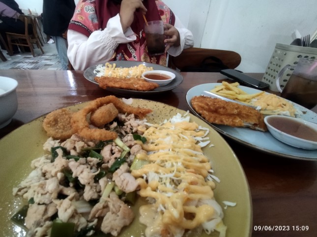 Depot Sukses Semarang Winda Kurniani, 1. Lunpia Gang Lombok , 2. Tahu Gimbal HAJI EDY (sejak 1972), 3. Tahu Pong Gajah Mada Semarang, 4. Pisang Plenet “Pak Yuli”, 5. Bandeng Presto, 6. Kuliner Semarang Mie Ramor, 7. Wingko Babat Pak Moel, 8. Kuliner Semarang Es Puter Cong Lik , 9. Nasi Goreng Babat Pak Karmin Mberok Legendaris , 10. Mie Kopyok Pak Dhuwur, 11. Aneka Nasi Ayam Semarang, 12. Nasi Gandul Pak Memet, 13. Kuliner Semarang Soto Bangkong Pak Sholeh, 14. Wedangan Pak Mardi, 15. Bakso Kakap Pak Wahid, 16. Ayam &amp; Bebek Goreng “Sari Rasa” (Pak Thori), 17. Kuliner Semarang Sate Kalak by Grill On, 18. Gulai Kambing Bustaman Pak Sabar, 19. D’Cost Semarang , 20. Tandhok Iga Bakar dan Kopi, 21. Ayam Goreng Spesial Lombok Idjo, 22. Pasar Semawis aka Warung Semawis, 23. Angkringan Pak Gik Gajahmada, 24. Warung Makan Asem-Asem Koh Liem, 25. Angkringan Gaul Ampiran 3 Semarang, 26. Bakmi Jowo Pak Gareng, 27. Restoran Kampung Laut Semarang, 28. Pesta Keboen Restoran, 29. Soto Pak No Semarang, 30. Mangut Welut Warung Bu Nasima Semarang, 31. Gudeg Koyor Mbak Tum – Peterongan, 32. Nasi Goreng Babat Hengky, 33. Depot Sukses Semarang, 34. Gudeg Abimanyu Semarang, 35. Waroeng Steak &amp; Shake Semarang, 36. Nasi Goreng Babat Pak Taman, 37. Nasi Kebuli Djawas Semarang, 38. Waroeng Kaligarong, 39. Kue Lekker Paimo