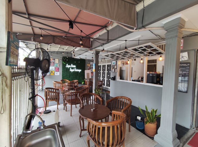 Dulu Kala Coffee & Barbershop via Pergikuliner, 1. Blue Moon, 2. Kopi Soe, 3. Dulu Kala Coffee & Barbershop, 4. Kopi Janji Jiwa, 5. Bittersweet by Najla, 6. Sama Dengan Coffee, 7. Kaffeine Kline, 8. Molage Cafe