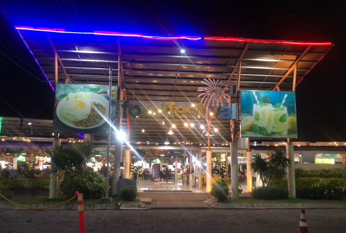 Pakuwon Food Festival Haven Aiueo, 1. Soto Lamongan Cak Har, 2. Zangrandi Ice Cream, 3. Sate Klopo Ondomohen Bu Asih, 4. Sego Sambel Mak Yeye, 5. G-Walk, 6. Pakuwon Food Festival, 7. Rawon Setan – Embong Malang, 8. Bebek Sinjay – Ahmad Yani, 9. Rawon Kalkulator, 10. Rawon Pak Pangat Wonokromo, 11. Soto Ambengan Pak Sadi, 12. Soto Ayam Cak To Undaan Wetan, 13. Kepiting Cak Gundul 1992, 14. Tahu Campur H. ABD. Mahfud Asli Kalasan, 15. Spesial Belut Surabaya H. Poer, 16. Nasi Bebek Tugu Pahlawan Asli, 17. Warung Nasi Cumi-Cumi (Ibu Atun), 18. Sari Laut Kapasan, 19. Bebek Palupi, 20. Wakul Suroboyo, 22. Sentra Wisata Kuliner Deles, 23. Sentra Wisata Kuliner Dharmahusada, 24. Nasi Empal Pengampon, 25. Bakso Daging Sapi P.Sabar, 26. Michael TJ Gelato, 27. Wisata Kuliner Mulyorejo, 28. Lontong Balap Asli Pak Gendut (Pusat), 29. Gado – Gado Arjuna Pak Satumin, 30. Depot Nasi Campur Pojok Tambak Bayan, 31. Nasi Bebek Goreng Sayang Anak Cak Yudi (Pusat), 32. Rujak Cingur Achmad Jais, 33. Nasi Krawu mbuksu Hj sufayah darmo (khas gresik), 34. Tahu Tek Pak Kin, 35. Sate Karak Khas Ampel KSDP, 36. Sate Ayam Lisidu , 37. Nasi Goreng Jancuk | PrimeBiz Hotel Surabaya, 38. Pecel Semanggi, 39. Kuliner lontong kupang