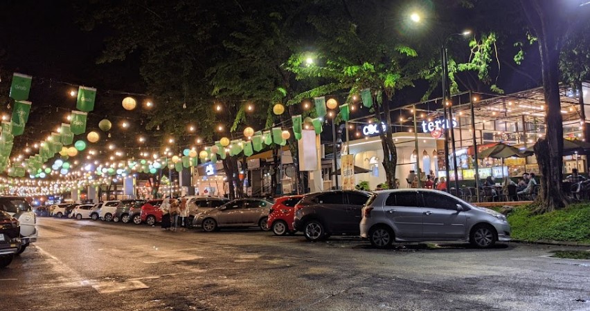 G WALK Andler, 1. Soto Lamongan Cak Har, 2. Zangrandi Ice Cream, 3. Sate Klopo Ondomohen Bu Asih, 4. Sego Sambel Mak Yeye, 5. G-Walk, 6. Pakuwon Food Festival, 7. Rawon Setan – Embong Malang, 8. Bebek Sinjay – Ahmad Yani, 9. Rawon Kalkulator, 10. Rawon Pak Pangat Wonokromo, 11. Soto Ambengan Pak Sadi, 12. Soto Ayam Cak To Undaan Wetan, 13. Kepiting Cak Gundul 1992, 14. Tahu Campur H. ABD. Mahfud Asli Kalasan, 15. Spesial Belut Surabaya H. Poer, 16. Nasi Bebek Tugu Pahlawan Asli, 17. Warung Nasi Cumi-Cumi (Ibu Atun), 18. Sari Laut Kapasan, 19. Bebek Palupi, 20. Wakul Suroboyo, 22. Sentra Wisata Kuliner Deles, 23. Sentra Wisata Kuliner Dharmahusada, 24. Nasi Empal Pengampon, 25. Bakso Daging Sapi P.Sabar, 26. Michael TJ Gelato, 27. Wisata Kuliner Mulyorejo, 28. Lontong Balap Asli Pak Gendut (Pusat), 29. Gado – Gado Arjuna Pak Satumin, 30. Depot Nasi Campur Pojok Tambak Bayan, 31. Nasi Bebek Goreng Sayang Anak Cak Yudi (Pusat), 32. Rujak Cingur Achmad Jais, 33. Nasi Krawu mbuksu Hj sufayah darmo (khas gresik), 34. Tahu Tek Pak Kin, 35. Sate Karak Khas Ampel KSDP, 36. Sate Ayam Lisidu , 37. Nasi Goreng Jancuk | PrimeBiz Hotel Surabaya, 38. Pecel Semanggi, 39. Kuliner lontong kupang