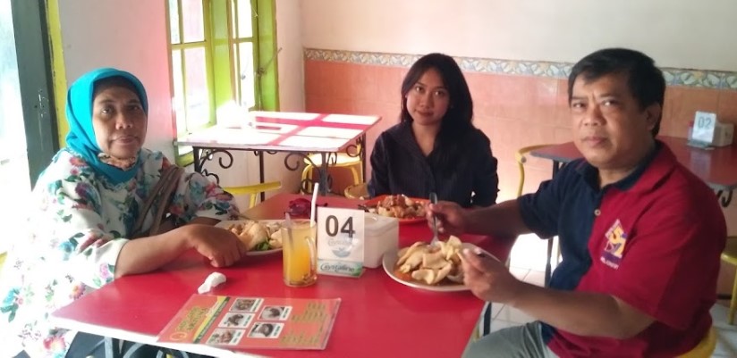 Gado - Gado Arjuna Pak Satumin Widi Yanto, 1. Soto Lamongan Cak Har, 2. Zangrandi Ice Cream, 3. Sate Klopo Ondomohen Bu Asih, 4. Sego Sambel Mak Yeye, 5. G-Walk, 6. Pakuwon Food Festival, 7. Rawon Setan – Embong Malang, 8. Bebek Sinjay – Ahmad Yani, 9. Rawon Kalkulator, 10. Rawon Pak Pangat Wonokromo, 11. Soto Ambengan Pak Sadi, 12. Soto Ayam Cak To Undaan Wetan, 13. Kepiting Cak Gundul 1992, 14. Tahu Campur H. ABD. Mahfud Asli Kalasan, 15. Spesial Belut Surabaya H. Poer, 16. Nasi Bebek Tugu Pahlawan Asli, 17. Warung Nasi Cumi-Cumi (Ibu Atun), 18. Sari Laut Kapasan, 19. Bebek Palupi, 20. Wakul Suroboyo, 22. Sentra Wisata Kuliner Deles, 23. Sentra Wisata Kuliner Dharmahusada, 24. Nasi Empal Pengampon, 25. Bakso Daging Sapi P.Sabar, 26. Michael TJ Gelato, 27. Wisata Kuliner Mulyorejo, 28. Lontong Balap Asli Pak Gendut (Pusat), 29. Gado – Gado Arjuna Pak Satumin, 30. Depot Nasi Campur Pojok Tambak Bayan, 31. Nasi Bebek Goreng Sayang Anak Cak Yudi (Pusat), 32. Rujak Cingur Achmad Jais, 33. Nasi Krawu mbuksu Hj sufayah darmo (khas gresik), 34. Tahu Tek Pak Kin, 35. Sate Karak Khas Ampel KSDP, 36. Sate Ayam Lisidu , 37. Nasi Goreng Jancuk | PrimeBiz Hotel Surabaya, 38. Pecel Semanggi, 39. Kuliner lontong kupang