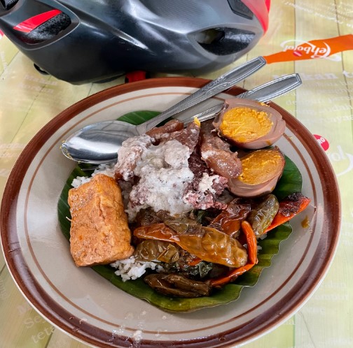 Gudeg Abimanyu Bibs, 1. Lunpia Gang Lombok , 2. Tahu Gimbal HAJI EDY (sejak 1972), 3. Tahu Pong Gajah Mada Semarang, 4. Pisang Plenet “Pak Yuli”, 5. Bandeng Presto, 6. Kuliner Semarang Mie Ramor, 7. Wingko Babat Pak Moel, 8. Kuliner Semarang Es Puter Cong Lik , 9. Nasi Goreng Babat Pak Karmin Mberok Legendaris , 10. Mie Kopyok Pak Dhuwur, 11. Aneka Nasi Ayam Semarang, 12. Nasi Gandul Pak Memet, 13. Kuliner Semarang Soto Bangkong Pak Sholeh, 14. Wedangan Pak Mardi, 15. Bakso Kakap Pak Wahid, 16. Ayam &amp; Bebek Goreng “Sari Rasa” (Pak Thori), 17. Kuliner Semarang Sate Kalak by Grill On, 18. Gulai Kambing Bustaman Pak Sabar, 19. D’Cost Semarang , 20. Tandhok Iga Bakar dan Kopi, 21. Ayam Goreng Spesial Lombok Idjo, 22. Pasar Semawis aka Warung Semawis, 23. Angkringan Pak Gik Gajahmada, 24. Warung Makan Asem-Asem Koh Liem, 25. Angkringan Gaul Ampiran 3 Semarang, 26. Bakmi Jowo Pak Gareng, 27. Restoran Kampung Laut Semarang, 28. Pesta Keboen Restoran, 29. Soto Pak No Semarang, 30. Mangut Welut Warung Bu Nasima Semarang, 31. Gudeg Koyor Mbak Tum – Peterongan, 32. Nasi Goreng Babat Hengky, 33. Depot Sukses Semarang, 34. Gudeg Abimanyu Semarang, 35. Waroeng Steak &amp; Shake Semarang, 36. Nasi Goreng Babat Pak Taman, 37. Nasi Kebuli Djawas Semarang, 38. Waroeng Kaligarong, 39. Kue Lekker Paimo
