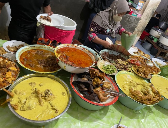 Gudeg Koyor Mbak Tum - Peterongan Paulus Adi, 1. Lunpia Gang Lombok , 2. Tahu Gimbal HAJI EDY (sejak 1972), 3. Tahu Pong Gajah Mada Semarang, 4. Pisang Plenet “Pak Yuli”, 5. Bandeng Presto, 6. Kuliner Semarang Mie Ramor, 7. Wingko Babat Pak Moel, 8. Kuliner Semarang Es Puter Cong Lik , 9. Nasi Goreng Babat Pak Karmin Mberok Legendaris , 10. Mie Kopyok Pak Dhuwur, 11. Aneka Nasi Ayam Semarang, 12. Nasi Gandul Pak Memet, 13. Kuliner Semarang Soto Bangkong Pak Sholeh, 14. Wedangan Pak Mardi, 15. Bakso Kakap Pak Wahid, 16. Ayam &amp; Bebek Goreng “Sari Rasa” (Pak Thori), 17. Kuliner Semarang Sate Kalak by Grill On, 18. Gulai Kambing Bustaman Pak Sabar, 19. D’Cost Semarang , 20. Tandhok Iga Bakar dan Kopi, 21. Ayam Goreng Spesial Lombok Idjo, 22. Pasar Semawis aka Warung Semawis, 23. Angkringan Pak Gik Gajahmada, 24. Warung Makan Asem-Asem Koh Liem, 25. Angkringan Gaul Ampiran 3 Semarang, 26. Bakmi Jowo Pak Gareng, 27. Restoran Kampung Laut Semarang, 28. Pesta Keboen Restoran, 29. Soto Pak No Semarang, 30. Mangut Welut Warung Bu Nasima Semarang, 31. Gudeg Koyor Mbak Tum – Peterongan, 32. Nasi Goreng Babat Hengky, 33. Depot Sukses Semarang, 34. Gudeg Abimanyu Semarang, 35. Waroeng Steak &amp; Shake Semarang, 36. Nasi Goreng Babat Pak Taman, 37. Nasi Kebuli Djawas Semarang, 38. Waroeng Kaligarong, 39. Kue Lekker Paimo