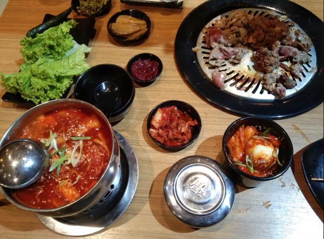 1. Seroja Asia, 2. Fukuzushi, 3. Eastern Restaurant, 4. Shukaku BBQ, Shabu &amp; Agemono, 5. Gyu-kaku Pangeran Kornel Bandung, 6. Jiganasuki Restaurant Bandung, 7. Shabu Kojo Restaurant, 8. Hachi Grill Sutami Bandung, 9. GoGrill-ah! Bandung, 10. Fogo Brazilian BBQ, 11. Shaburi &amp; Kintan Buffet PVJ, 12. Sha-Waregna Restaurant, 13. Sumeragi Izakaya, 14. Ushishi Japanese BBQ, 15. Shabu Suki (Tutup), 16. Haki Korean BBQ, 17. Feast Restoran , 18. Samsob Suki, 19. Oharang BBQ, 20. Shabu Ghin 23 Paskal (Tutup), 21. Celengan BBQ (TUTUP), 22. Pochajjang Korean BBQ (Tutup), 23. Gyu-Gyu Japanese BBQ, 24. Mai Suki, 25. Haeng-Un Korean BBQ &amp; Homemade Dishes (Tutup), 26. Hanamasa Bandung, 27. Flaming Pots Boil &amp; Grill, 28. Shabu Hachi Cilaki Bandung, 29. Shawaregna, 30. Ikugo Grill and Hotpot, 31. Kirai Dimsum, 32. Wok n Tok, Yello Hotel, 33. Manse Korean Grill, 34. Bilbao Brasserie, 35. Parc De Vile Restaurant, Best Western Premier La Grande Hotel