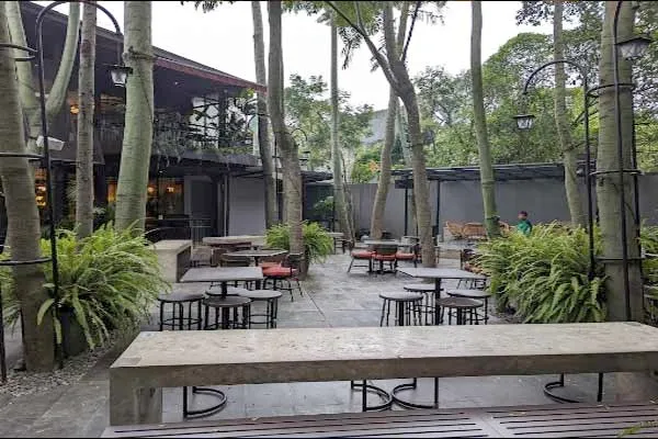 1. Taman Cikapayang Dago, 2. Taman Hutan Raya Juanda, 3. Penangkaran Rusa, 4. Lawangwangi Creative Space, 5. Mercusuar Cafe &amp; Resto, 6. Bird &amp; Bromelia Pavilion, 7. Selasar Sunaryo Art Space, 8. WOT Batu, 9. Dago Dreampark, 10. Angkringan De Blank On, 11. Curug Dago, 12. Dago Tea House, Taman Budaya Jawa Barat, 13. Dago Bakery Punclut, 14. Jurnal Risa Coffee Dago, 15. Dago Pakar, 16. Bukit Moko, 17. Tebing Keraton, 18. Caringin Tilu, 19. The Valley Bistro Cafe, 20. Skyline Best View Resto, 21. Orbital Dago