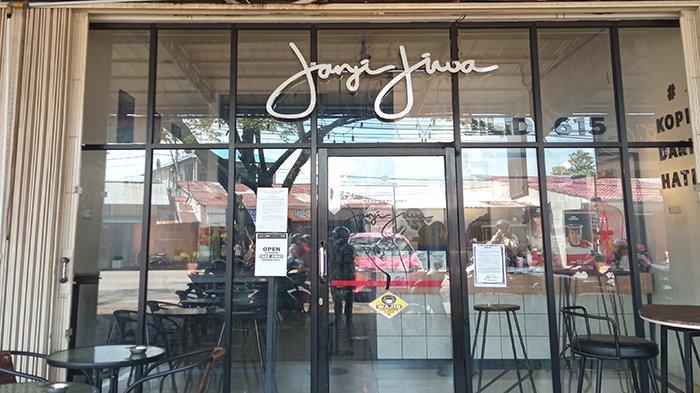 Kopi Janji Jiwa Kebayoran Lama via Tribun Pontianak, 1. Ruang Teori Coffee & Tea, 2. Cultura Coffee, 3. Kopi Kito, 4. Toko Kopi Tuku, 5. Persamaan Kopi, 6. Suku Kata Kopi, 7. Nyambi Ngopi, 8. Muhi Eatery & Coffee, 9. Westport Coffee House, 10. Mura Kedai Kopi, 11. Kopi Janji Jiwa Kebayoran Lama, 12. KEMAROEK CAFE, 13. Patagonia coffee & eat, 14. Djournal Coffee, 15. TEGUK Kebayoran Lama, 16. Dekade Coffee & Eatery, 17. Kopi Gaan, 18. Louie Coffee