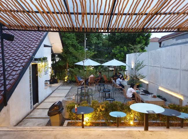 Kopitagram - Tomang Fahd Ramadhan, 1. Cafe Batavia, 2. Ali Kopi Cafe & Roastery, 3. Cafe Strawberry, 4. Crematology Coffee Roasters, 5. Onni House Jakarta, 6. Kedai Seni Djakarte, 7. Dancing Goat Coffee Co., 8. Sudutsatu Cafe, 9. Tuttonero Coffee and Eat, 10. Kopitagram – Tomang, 11. Libero (Coffee • Kitchen • Gelato), 12. KOI The, 13. Beatrice Quarters, 14. Kaneel Cafe, 15. Guten Morgen Coffee Lab, 16. Djournal Coffee, 17. Koultoura Coffee – Wang Plaza, 18. Tantular Cafe, 19. Common Grounds Neo Soho, 20. Dinobites Cafe, 21. Wj de Cafe, 22. Coteca, 23. Papa & Mama Bistro and Coffee, 24. Excelso Coffee – Puri Indah Mall, 25. Tamani Cafe, 26. Koultura Kopie, 27. EVLOGIA CAFE & CO, 28. Wyl’s Kitchen – Veranda Residence Puri, 29. Tony Roma’s Pesanggrahan, 30. Teras Koepi, 31. Kopi Lalu, 32. Vilo Artisan Gelato, 33. Rame Coffee & Eatery, 34. Sinilagi – Food and Coffee, 35. O’Good Coffee & Eatery, 36. Tanatap Coffee Meruya, 37. Acaraki, 38. DAKARA COFFEE AND TEA, 39. Gins.co Cafe