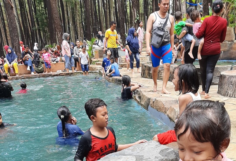 Klurak Eco Park Nur Khasanah, 1. Wisata Sawah Sumber Gempong, 2. Bernah De Vallei, 3. Waterland Mojokerto, 4. Candi Bajang Ratu, 5. Candi Brahu, 6. Candi Tikus, 7. Candi Wringin Lawang, 8. Kolam Segaran, 9. Museum Trowulan, 10. Mahavihara Majapahit, 11. Patung Buddha Tidur, 12. Pendopo Agung Trowulan, 13. Air Terjun Coban Canggu, 14. Air Terjun Dlundung Mojokerto, 15. Pacet Mini Park Mojokerto, 16. Joglo Park Mojokerto, 17. Candi Jolotundo, 18. Klurak Eco Park, 19. Puncak Bayangan Gunung Penanggungan, 20. Pemandian Air Panas Padusan, 21. Air Terjun Grenjengan, 22. Api Abadi Mojokerto, 23. Bukit Watu Jengger, 24. Claket Adventure Park, 25. Air Terjun 7 Bidadari, 26. Pacet Hill, 27. Air Terjun Duyung Trawas Hill, 28. Fresh Green Trawas, 29. PPLH Seloliman Trawas, 30. Obech Rafting Pacet, 31. Sumber Wuluh, 32. Air Terjun Watu Ondo, 33. Alun-alun Mojokerto, 34. Wisata Desa BMJ Mojopahit, 35. Wisata Bukit Kayoe putih, 36. Taman Semeru, 37. Ranu Manduro, 38. Wisata Waduk Tanjungan, 39. Taman Kehati, 40. Reco Banteng Hayam Wuruk, 41. Benteng Taman, 42. Air Terjun Watu Gedhek, 43. Coban Talun, 44. Wisata Sumber Dhuwur Sidorejo, 45. Rainbow Garden Poetoek Soeko, 46. MOLAGAR, 47. WET SENDI 2, 48. Situs Siti Inggil, 49. Balai Pelestarian Cagar Budaya, 50. Wanawisata Dlundung, 51. Candi Kesiman, 52. Candi Bangkal, 53. Museum Sanggar Gubug Wayang, 54. Air Terjun Surodadu, 55. Petik Strawberry Padusan, 56. Gua gembyang, 57. Candi Jedong, 58. Air Terjun Watu Lumpang, 59. Situs Reco Lanang, 60. Pemandian Ubalan, 61. Makam Troloyo