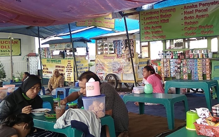 Kuliner lontong kupang saToe, 1. Soto Lamongan Cak Har, 2. Zangrandi Ice Cream, 3. Sate Klopo Ondomohen Bu Asih, 4. Sego Sambel Mak Yeye, 5. G-Walk, 6. Pakuwon Food Festival, 7. Rawon Setan – Embong Malang, 8. Bebek Sinjay – Ahmad Yani, 9. Rawon Kalkulator, 10. Rawon Pak Pangat Wonokromo, 11. Soto Ambengan Pak Sadi, 12. Soto Ayam Cak To Undaan Wetan, 13. Kepiting Cak Gundul 1992, 14. Tahu Campur H. ABD. Mahfud Asli Kalasan, 15. Spesial Belut Surabaya H. Poer, 16. Nasi Bebek Tugu Pahlawan Asli, 17. Warung Nasi Cumi-Cumi (Ibu Atun), 18. Sari Laut Kapasan, 19. Bebek Palupi, 20. Wakul Suroboyo, 22. Sentra Wisata Kuliner Deles, 23. Sentra Wisata Kuliner Dharmahusada, 24. Nasi Empal Pengampon, 25. Bakso Daging Sapi P.Sabar, 26. Michael TJ Gelato, 27. Wisata Kuliner Mulyorejo, 28. Lontong Balap Asli Pak Gendut (Pusat), 29. Gado – Gado Arjuna Pak Satumin, 30. Depot Nasi Campur Pojok Tambak Bayan, 31. Nasi Bebek Goreng Sayang Anak Cak Yudi (Pusat), 32. Rujak Cingur Achmad Jais, 33. Nasi Krawu mbuksu Hj sufayah darmo (khas gresik), 34. Tahu Tek Pak Kin, 35. Sate Karak Khas Ampel KSDP, 36. Sate Ayam Lisidu , 37. Nasi Goreng Jancuk | PrimeBiz Hotel Surabaya, 38. Pecel Semanggi, 39. Kuliner lontong kupang