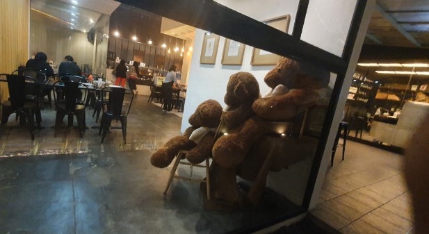 Labore coffee eatery Hendro Yosua, 1. Cokelat Klasik, 2. Cafe Sawah Pujon Kidul, 3. BVGL Gelato and Friends Malang, 4. My Kopi O! Malang, 5. Java Dancer Coffee – Jakarta, 6. Roketto Coffee & CO, 7. The Arbanat Kitchen Cafe Lounge, 8. Simpang Luwe Cafe & Resto, 9. Labore coffee eatery, 10. Cafe LaiLai, 11. Robucca, 12. Jank Jank Wings, 13. Vosco Coffee, 14. 8 Oz Coffee Studio, 15. Bataputi Coffee House, 16. Bureau Coffee, 17. DW Coffee Shop, 18. Gartenhaus Co – Working Space, 19. GOLDEN HERITAGE KOFFIE, 20. Kopituju, 21. kopi.pisan, 22. Cafe Litchi, 23. Bohemian Cafe, 24. Semusim Cafe, 24. Ruang Rindu Kopi, 25. Kedai Pok Ami-ami, 26. Kopi Titik Koma Buring, 27. Logo Cafe, 28. Take.Mie, 29. Burger Bundder Malang