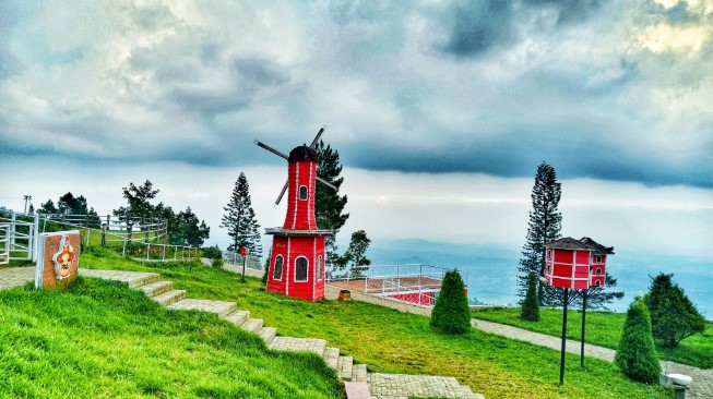 Little Ranch RINS Official, 1. Candi Gedong Songo, 2. New Bandungan Indah Waterpark and Family Resort, 3. Umbul Sidomukti, 4. Pondok Kopi Sidomukti, 5. Alun-alun Bandungan, 6. Vanaprastha Gedong Songo Park Perhutani, 7. Mawar CampGround, 8. Little Ranch, 9. Pasar Kembang Bandungan, 10. Gedong Pass, 11. King Garden Bandungan, 12. Legok Madu, 13. Taman Bunga Celosia, 14. I’AMpelgading Homeland, 15. Setiya Aji Flower Farm, 16. Ayana Gedong Songo, 17. Wisata Kampung Krisan Clapar, 18. Taman Bunga Gedong Songo, 19. Rumah Hobbit Ngasem Park, 20. Wisata Tandem Paralayang, 21. Susan Spa & Resort, 22. Pemancingan Bandungan, 23. Karaoke Bandungan, 24. Istana Kuliner – Wisata Kuliner Bandungan