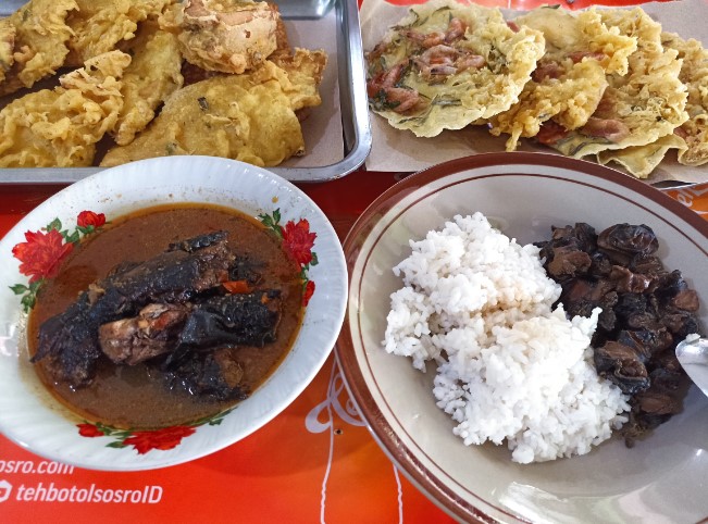 Mangut Belut Bu Nasimah Luthfiyyah Amalina Husna, 1. Lunpia Gang Lombok , 2. Tahu Gimbal HAJI EDY (sejak 1972), 3. Tahu Pong Gajah Mada Semarang, 4. Pisang Plenet “Pak Yuli”, 5. Bandeng Presto, 6. Kuliner Semarang Mie Ramor, 7. Wingko Babat Pak Moel, 8. Kuliner Semarang Es Puter Cong Lik , 9. Nasi Goreng Babat Pak Karmin Mberok Legendaris , 10. Mie Kopyok Pak Dhuwur, 11. Aneka Nasi Ayam Semarang, 12. Nasi Gandul Pak Memet, 13. Kuliner Semarang Soto Bangkong Pak Sholeh, 14. Wedangan Pak Mardi, 15. Bakso Kakap Pak Wahid, 16. Ayam &amp; Bebek Goreng “Sari Rasa” (Pak Thori), 17. Kuliner Semarang Sate Kalak by Grill On, 18. Gulai Kambing Bustaman Pak Sabar, 19. D’Cost Semarang , 20. Tandhok Iga Bakar dan Kopi, 21. Ayam Goreng Spesial Lombok Idjo, 22. Pasar Semawis aka Warung Semawis, 23. Angkringan Pak Gik Gajahmada, 24. Warung Makan Asem-Asem Koh Liem, 25. Angkringan Gaul Ampiran 3 Semarang, 26. Bakmi Jowo Pak Gareng, 27. Restoran Kampung Laut Semarang, 28. Pesta Keboen Restoran, 29. Soto Pak No Semarang, 30. Mangut Welut Warung Bu Nasima Semarang, 31. Gudeg Koyor Mbak Tum – Peterongan, 32. Nasi Goreng Babat Hengky, 33. Depot Sukses Semarang, 34. Gudeg Abimanyu Semarang, 35. Waroeng Steak &amp; Shake Semarang, 36. Nasi Goreng Babat Pak Taman, 37. Nasi Kebuli Djawas Semarang, 38. Waroeng Kaligarong, 39. Kue Lekker Paimo