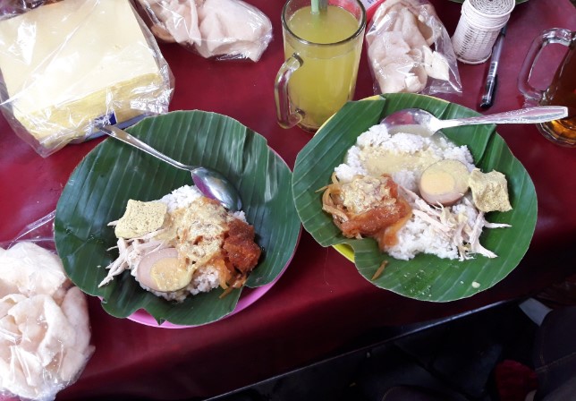 Nasi Ayam Bu Nyoto Riska Dhenabayu, 1. Lunpia Gang Lombok , 2. Tahu Gimbal HAJI EDY (sejak 1972), 3. Tahu Pong Gajah Mada Semarang, 4. Pisang Plenet “Pak Yuli”, 5. Bandeng Presto, 6. Kuliner Semarang Mie Ramor, 7. Wingko Babat Pak Moel, 8. Kuliner Semarang Es Puter Cong Lik , 9. Nasi Goreng Babat Pak Karmin Mberok Legendaris , 10. Mie Kopyok Pak Dhuwur, 11. Aneka Nasi Ayam Semarang, 12. Nasi Gandul Pak Memet, 13. Kuliner Semarang Soto Bangkong Pak Sholeh, 14. Wedangan Pak Mardi, 15. Bakso Kakap Pak Wahid, 16. Ayam &amp; Bebek Goreng “Sari Rasa” (Pak Thori), 17. Kuliner Semarang Sate Kalak by Grill On, 18. Gulai Kambing Bustaman Pak Sabar, 19. D’Cost Semarang , 20. Tandhok Iga Bakar dan Kopi, 21. Ayam Goreng Spesial Lombok Idjo, 22. Pasar Semawis aka Warung Semawis, 23. Angkringan Pak Gik Gajahmada, 24. Warung Makan Asem-Asem Koh Liem, 25. Angkringan Gaul Ampiran 3 Semarang, 26. Bakmi Jowo Pak Gareng, 27. Restoran Kampung Laut Semarang, 28. Pesta Keboen Restoran, 29. Soto Pak No Semarang, 30. Mangut Welut Warung Bu Nasima Semarang, 31. Gudeg Koyor Mbak Tum – Peterongan, 32. Nasi Goreng Babat Hengky, 33. Depot Sukses Semarang, 34. Gudeg Abimanyu Semarang, 35. Waroeng Steak &amp; Shake Semarang, 36. Nasi Goreng Babat Pak Taman, 37. Nasi Kebuli Djawas Semarang, 38. Waroeng Kaligarong, 39. Kue Lekker Paimo