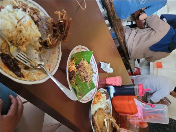 Nasi Bebek Goreng Sayang Anak Cak Yudi (Pusat) Ika Utami Wahyu Ningsih, 1. Soto Lamongan Cak Har, 2. Zangrandi Ice Cream, 3. Sate Klopo Ondomohen Bu Asih, 4. Sego Sambel Mak Yeye, 5. G-Walk, 6. Pakuwon Food Festival, 7. Rawon Setan – Embong Malang, 8. Bebek Sinjay – Ahmad Yani, 9. Rawon Kalkulator, 10. Rawon Pak Pangat Wonokromo, 11. Soto Ambengan Pak Sadi, 12. Soto Ayam Cak To Undaan Wetan, 13. Kepiting Cak Gundul 1992, 14. Tahu Campur H. ABD. Mahfud Asli Kalasan, 15. Spesial Belut Surabaya H. Poer, 16. Nasi Bebek Tugu Pahlawan Asli, 17. Warung Nasi Cumi-Cumi (Ibu Atun), 18. Sari Laut Kapasan, 19. Bebek Palupi, 20. Wakul Suroboyo, 22. Sentra Wisata Kuliner Deles, 23. Sentra Wisata Kuliner Dharmahusada, 24. Nasi Empal Pengampon, 25. Bakso Daging Sapi P.Sabar, 26. Michael TJ Gelato, 27. Wisata Kuliner Mulyorejo, 28. Lontong Balap Asli Pak Gendut (Pusat), 29. Gado – Gado Arjuna Pak Satumin, 30. Depot Nasi Campur Pojok Tambak Bayan, 31. Nasi Bebek Goreng Sayang Anak Cak Yudi (Pusat), 32. Rujak Cingur Achmad Jais, 33. Nasi Krawu mbuksu Hj sufayah darmo (khas gresik), 34. Tahu Tek Pak Kin, 35. Sate Karak Khas Ampel KSDP, 36. Sate Ayam Lisidu , 37. Nasi Goreng Jancuk | PrimeBiz Hotel Surabaya, 38. Pecel Semanggi, 39. Kuliner lontong kupang