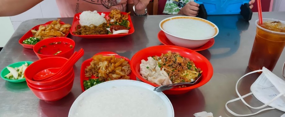 Nasi Empal Pengampon Rio Bangun Sutiksno, 1. Soto Lamongan Cak Har, 2. Zangrandi Ice Cream, 3. Sate Klopo Ondomohen Bu Asih, 4. Sego Sambel Mak Yeye, 5. G-Walk, 6. Pakuwon Food Festival, 7. Rawon Setan – Embong Malang, 8. Bebek Sinjay – Ahmad Yani, 9. Rawon Kalkulator, 10. Rawon Pak Pangat Wonokromo, 11. Soto Ambengan Pak Sadi, 12. Soto Ayam Cak To Undaan Wetan, 13. Kepiting Cak Gundul 1992, 14. Tahu Campur H. ABD. Mahfud Asli Kalasan, 15. Spesial Belut Surabaya H. Poer, 16. Nasi Bebek Tugu Pahlawan Asli, 17. Warung Nasi Cumi-Cumi (Ibu Atun), 18. Sari Laut Kapasan, 19. Bebek Palupi, 20. Wakul Suroboyo, 22. Sentra Wisata Kuliner Deles, 23. Sentra Wisata Kuliner Dharmahusada, 24. Nasi Empal Pengampon, 25. Bakso Daging Sapi P.Sabar, 26. Michael TJ Gelato, 27. Wisata Kuliner Mulyorejo, 28. Lontong Balap Asli Pak Gendut (Pusat), 29. Gado – Gado Arjuna Pak Satumin, 30. Depot Nasi Campur Pojok Tambak Bayan, 31. Nasi Bebek Goreng Sayang Anak Cak Yudi (Pusat), 32. Rujak Cingur Achmad Jais, 33. Nasi Krawu mbuksu Hj sufayah darmo (khas gresik), 34. Tahu Tek Pak Kin, 35. Sate Karak Khas Ampel KSDP, 36. Sate Ayam Lisidu , 37. Nasi Goreng Jancuk | PrimeBiz Hotel Surabaya, 38. Pecel Semanggi, 39. Kuliner lontong kupang