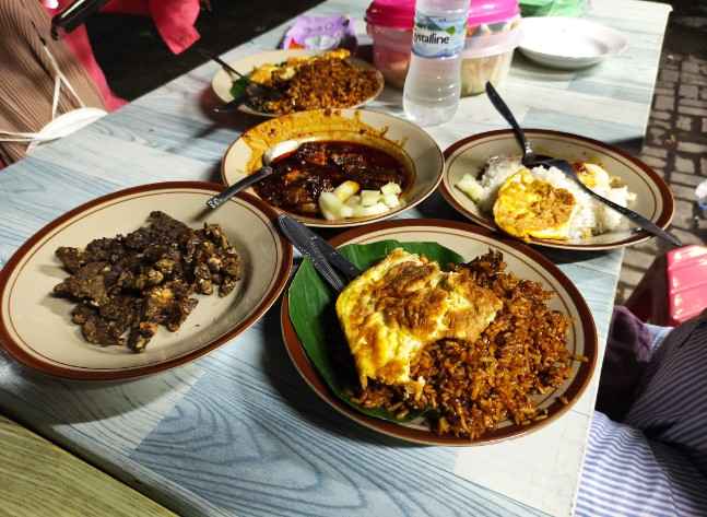 Nasi Goreng Babat Hengky rifan raditya, 1. Lunpia Gang Lombok , 2. Tahu Gimbal HAJI EDY (sejak 1972), 3. Tahu Pong Gajah Mada Semarang, 4. Pisang Plenet “Pak Yuli”, 5. Bandeng Presto, 6. Kuliner Semarang Mie Ramor, 7. Wingko Babat Pak Moel, 8. Kuliner Semarang Es Puter Cong Lik , 9. Nasi Goreng Babat Pak Karmin Mberok Legendaris , 10. Mie Kopyok Pak Dhuwur, 11. Aneka Nasi Ayam Semarang, 12. Nasi Gandul Pak Memet, 13. Kuliner Semarang Soto Bangkong Pak Sholeh, 14. Wedangan Pak Mardi, 15. Bakso Kakap Pak Wahid, 16. Ayam &amp; Bebek Goreng “Sari Rasa” (Pak Thori), 17. Kuliner Semarang Sate Kalak by Grill On, 18. Gulai Kambing Bustaman Pak Sabar, 19. D’Cost Semarang , 20. Tandhok Iga Bakar dan Kopi, 21. Ayam Goreng Spesial Lombok Idjo, 22. Pasar Semawis aka Warung Semawis, 23. Angkringan Pak Gik Gajahmada, 24. Warung Makan Asem-Asem Koh Liem, 25. Angkringan Gaul Ampiran 3 Semarang, 26. Bakmi Jowo Pak Gareng, 27. Restoran Kampung Laut Semarang, 28. Pesta Keboen Restoran, 29. Soto Pak No Semarang, 30. Mangut Welut Warung Bu Nasima Semarang, 31. Gudeg Koyor Mbak Tum – Peterongan, 32. Nasi Goreng Babat Hengky, 33. Depot Sukses Semarang, 34. Gudeg Abimanyu Semarang, 35. Waroeng Steak &amp; Shake Semarang, 36. Nasi Goreng Babat Pak Taman, 37. Nasi Kebuli Djawas Semarang, 38. Waroeng Kaligarong, 39. Kue Lekker Paimo