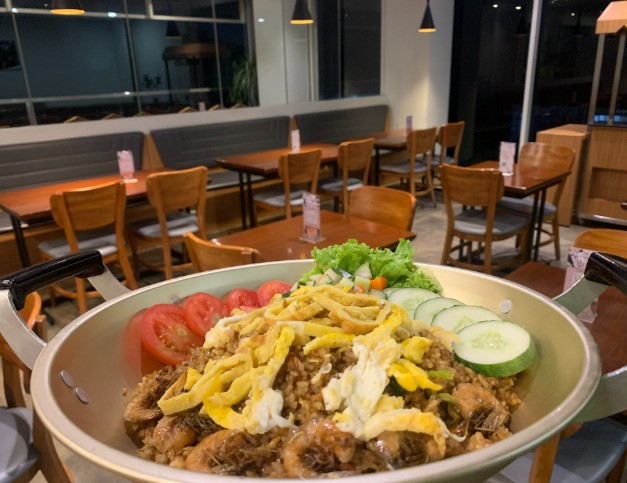 Nasi Goreng Jancuk | PrimeBiz Hotel Surabaya, 1. Soto Lamongan Cak Har, 2. Zangrandi Ice Cream, 3. Sate Klopo Ondomohen Bu Asih, 4. Sego Sambel Mak Yeye, 5. G-Walk, 6. Pakuwon Food Festival, 7. Rawon Setan – Embong Malang, 8. Bebek Sinjay – Ahmad Yani, 9. Rawon Kalkulator, 10. Rawon Pak Pangat Wonokromo, 11. Soto Ambengan Pak Sadi, 12. Soto Ayam Cak To Undaan Wetan, 13. Kepiting Cak Gundul 1992, 14. Tahu Campur H. ABD. Mahfud Asli Kalasan, 15. Spesial Belut Surabaya H. Poer, 16. Nasi Bebek Tugu Pahlawan Asli, 17. Warung Nasi Cumi-Cumi (Ibu Atun), 18. Sari Laut Kapasan, 19. Bebek Palupi, 20. Wakul Suroboyo, 22. Sentra Wisata Kuliner Deles, 23. Sentra Wisata Kuliner Dharmahusada, 24. Nasi Empal Pengampon, 25. Bakso Daging Sapi P.Sabar, 26. Michael TJ Gelato, 27. Wisata Kuliner Mulyorejo, 28. Lontong Balap Asli Pak Gendut (Pusat), 29. Gado – Gado Arjuna Pak Satumin, 30. Depot Nasi Campur Pojok Tambak Bayan, 31. Nasi Bebek Goreng Sayang Anak Cak Yudi (Pusat), 32. Rujak Cingur Achmad Jais, 33. Nasi Krawu mbuksu Hj sufayah darmo (khas gresik), 34. Tahu Tek Pak Kin, 35. Sate Karak Khas Ampel KSDP, 36. Sate Ayam Lisidu , 37. Nasi Goreng Jancuk | PrimeBiz Hotel Surabaya, 38. Pecel Semanggi, 39. Kuliner lontong kupang