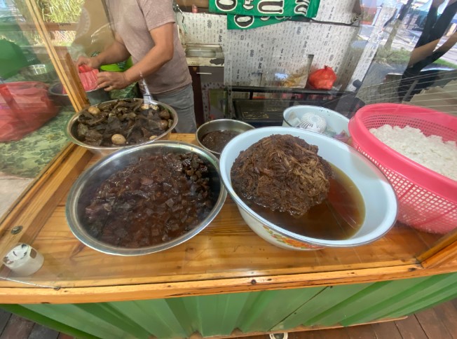 Nasi Krawu mbuksu Hj sufayah darmo (khas gresik) Mohammad Irwan Trimulyono, 1. Soto Lamongan Cak Har, 2. Zangrandi Ice Cream, 3. Sate Klopo Ondomohen Bu Asih, 4. Sego Sambel Mak Yeye, 5. G-Walk, 6. Pakuwon Food Festival, 7. Rawon Setan – Embong Malang, 8. Bebek Sinjay – Ahmad Yani, 9. Rawon Kalkulator, 10. Rawon Pak Pangat Wonokromo, 11. Soto Ambengan Pak Sadi, 12. Soto Ayam Cak To Undaan Wetan, 13. Kepiting Cak Gundul 1992, 14. Tahu Campur H. ABD. Mahfud Asli Kalasan, 15. Spesial Belut Surabaya H. Poer, 16. Nasi Bebek Tugu Pahlawan Asli, 17. Warung Nasi Cumi-Cumi (Ibu Atun), 18. Sari Laut Kapasan, 19. Bebek Palupi, 20. Wakul Suroboyo, 22. Sentra Wisata Kuliner Deles, 23. Sentra Wisata Kuliner Dharmahusada, 24. Nasi Empal Pengampon, 25. Bakso Daging Sapi P.Sabar, 26. Michael TJ Gelato, 27. Wisata Kuliner Mulyorejo, 28. Lontong Balap Asli Pak Gendut (Pusat), 29. Gado – Gado Arjuna Pak Satumin, 30. Depot Nasi Campur Pojok Tambak Bayan, 31. Nasi Bebek Goreng Sayang Anak Cak Yudi (Pusat), 32. Rujak Cingur Achmad Jais, 33. Nasi Krawu mbuksu Hj sufayah darmo (khas gresik), 34. Tahu Tek Pak Kin, 35. Sate Karak Khas Ampel KSDP, 36. Sate Ayam Lisidu , 37. Nasi Goreng Jancuk | PrimeBiz Hotel Surabaya, 38. Pecel Semanggi, 39. Kuliner lontong kupang