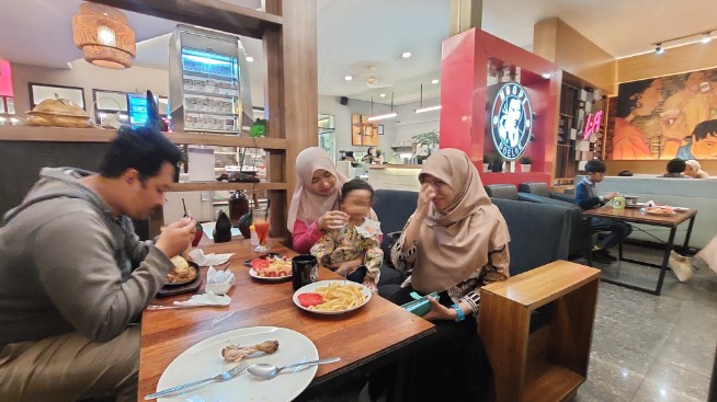 Ngopi Doeloe Burangrang eggie gusthaman, 1. One Eighty Coffee and Music, 2. Warung Kopi Purnama, 3. Sejiwa, 4. Armor Kopi, 5. Noah’s Barn, 6. Dakken Restaurant, 7. yumaju coffee, 8. Bober Cafe, 9. Lacamera Coffee , 10. Two Cents Coffee, 11. Kopi Anjis, 12. Ngopi Doeloe Burangrang , 13. Blue Doors , 14. Two Hands Full, 15. Cups Coffee & Kitchen, 16. Kopi Selasar Sunaryo, 17. Kopi Ireng, 18. Kedai Kopi 170, 19. Caffe Bene, 20. Warung Kopi Modjok, 21. Roemah Kopi, 22. Eugene the Goat , 23. Fortunate Coffee, 24. Jack Runner Roastery, 25. Yellow Truck Coffee, 26. Kinokimi Coffee, 27. Poffstory Coffee Brewer, 28. Baraya Coffee