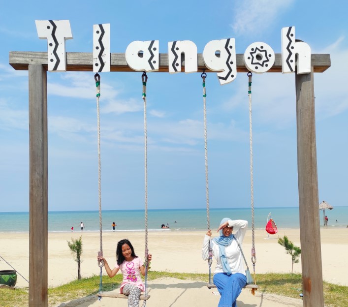 Pantai Pasir Putih Tlangoh erika moon