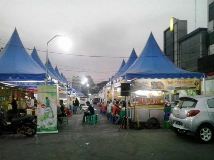 Pusat Jajan Kuliner Kampung Kandang via Twitter Amir Machmud Kiat, 1. Cerita Rasa Nusantara, 2. Andakar Steak, 3. Warung Betawi H. Muhayar, 4. Ayam Goreng Suharti, 5. Warung Betawi H. Apen, 6. Lembur Kuring Bibet, 7. Kuri Kuri, 8. Pusat Jajan Kuliner Kampung Kandang, 9. Pondok Geulis, 10. RM. Ampera Sakato, 11. Nasi Kucing Ragunan, 12. Jambo Kupi, 13. Brown Fox Waffle &amp; Coffee, 14. Javatic Cafe &amp; Resto, 15. Roti Bakar 88 Ampera, 16. Sanur Kafe